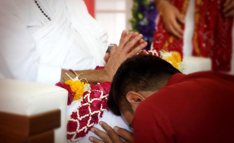 Devotees being initiated by Pujya Gurudevshri