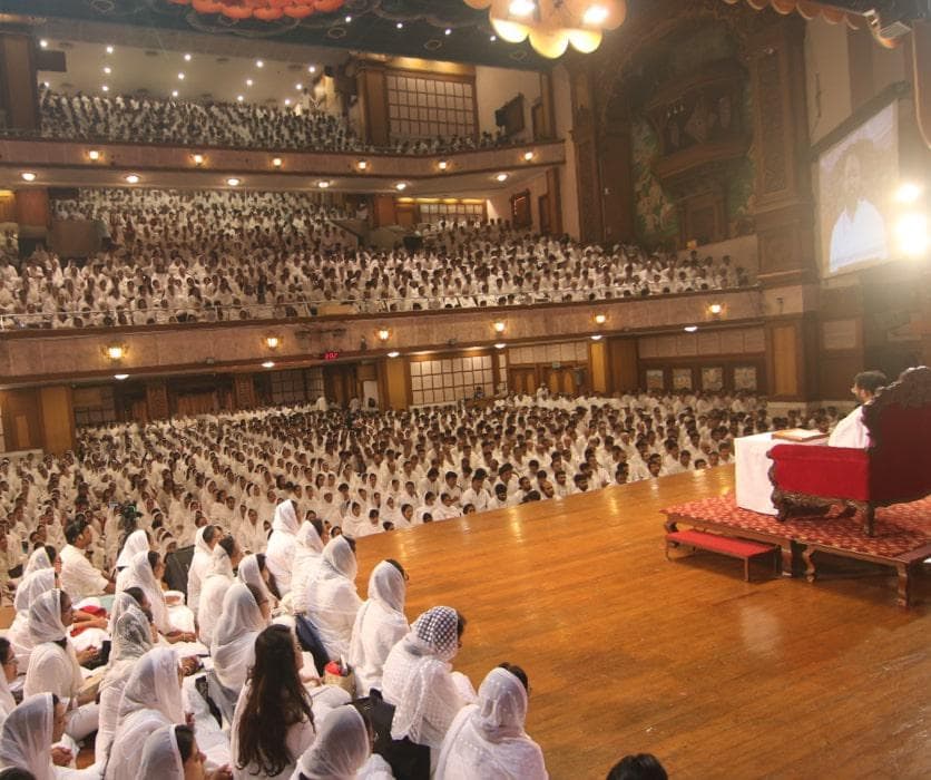 Pujya Gurudevshri Rakeshji addressing a gathering