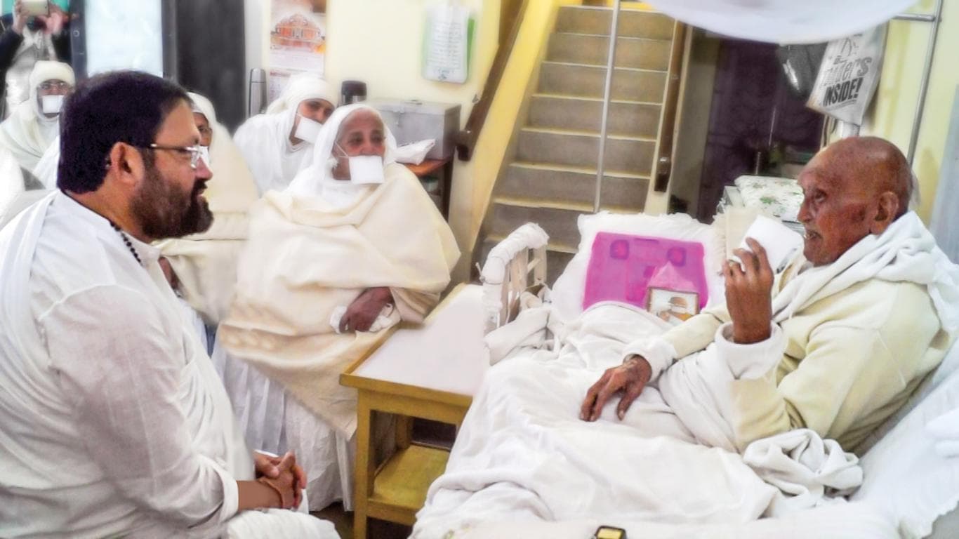 Pujya Gurudevshri Rakeshji with Gondalgacchshiromani Pujyashri Jayantilalji Maharajsaheb